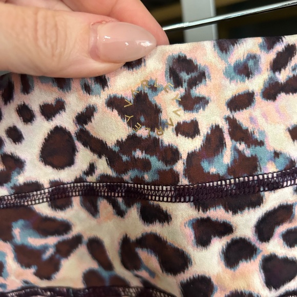 Like New! Varley Pico Crop Leggings Leopard Print Size Small - Picture 4 of 4